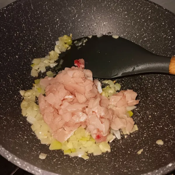 Tumis bawang putih dan bawang bombay sampai layu, masukkan ayam cincang, tumis hingga berubah warna.