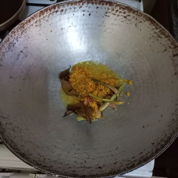 Tumis bumbu halus bersama lengkuas, daun salam dan serai hingga harum.