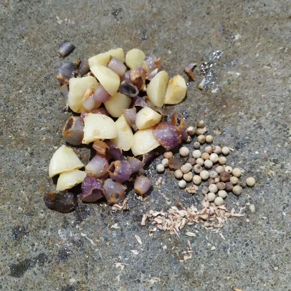 Potong bawang merah dan bawang putih menjadi kecil, lalu goreng hingga matang. Haluskan bawang merah, bawang putih, lada dan pala.