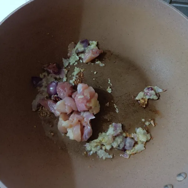 Masukkan potongan ayam fillet lalu tumis sampai merata.