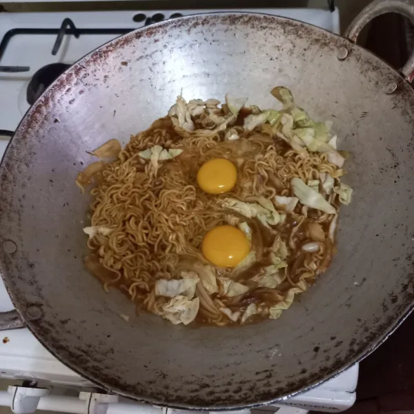 Masukkan telur ayam, aduk dan masak hingga matang.