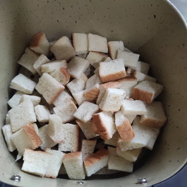 potong roti tawar, kemudian panggang dalam airfryer selama 8 menit dengan suhu 160°C. sisihkan.