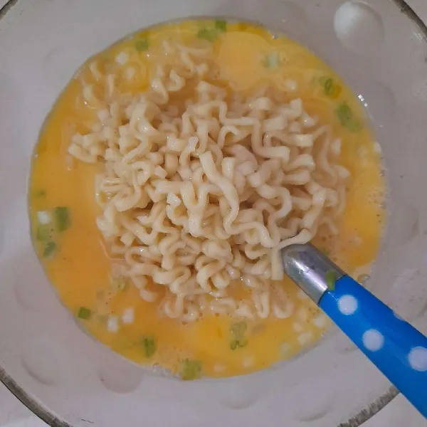Masukkan mie, daun bawang dan bawang putih ulek, aduk hingga tercampur rata.