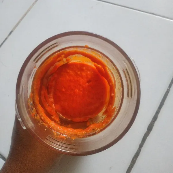 Masukkan semua bumbu ke dalam blender lalu haluskan.