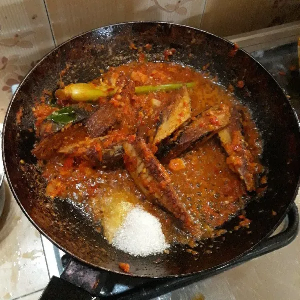 Tambahkan garam, kaldu bubuk dan gula pasir. Aduk rata dan koreksi rasa.