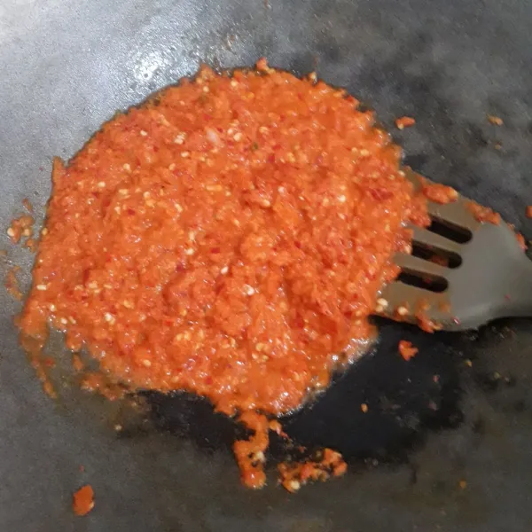 Siapkan wajan. Tumis bahan sambal sampai harum atau sampai tidak langu lagi.