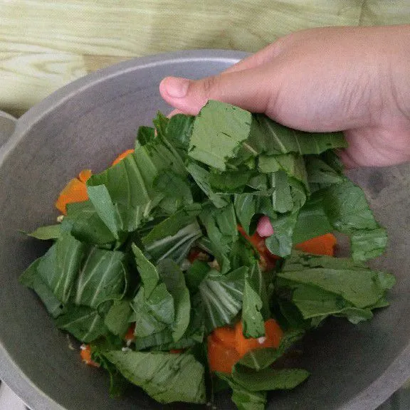 Masukkan daun pakcoy lalu aduk.