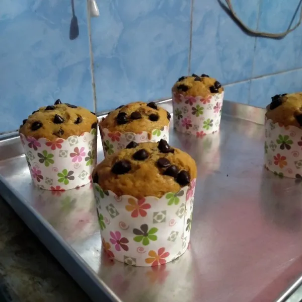 Oven suhu 190 selama 25-40 menit. Tergantung kemampuan oven masing-masing. Semakin diinapkan semakin rich rasanya.