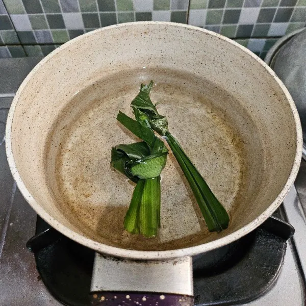 Didihkan air dengan daun pandan serta garam.