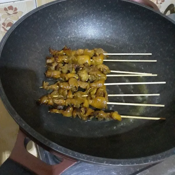Panggang kulit ayam di teflon yang sudah dioles sedikit mentega hingga kecoklatan. Angkat lalu sajikan.