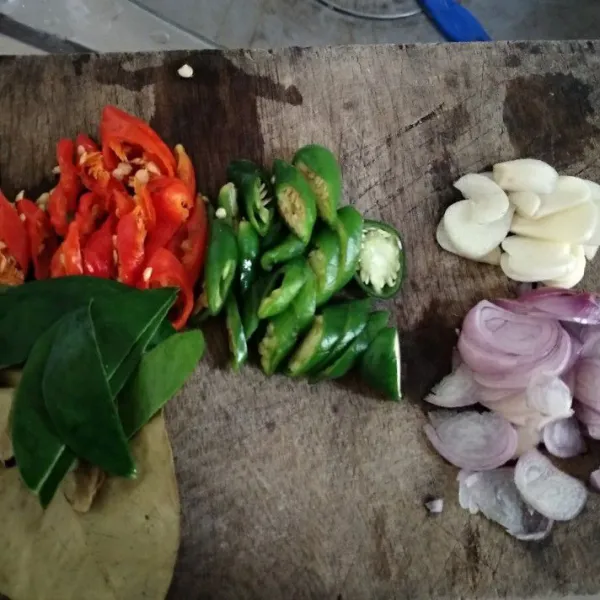 Iris tipis-tipis bawang merah, bawang putih, dan cabe.