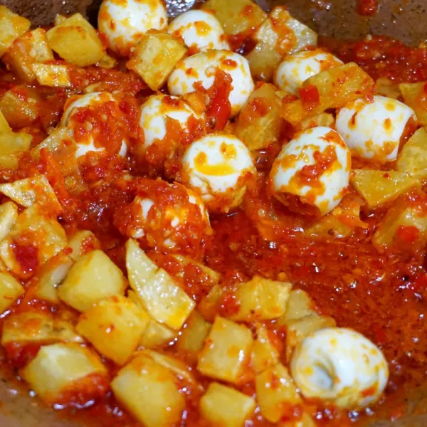 Sambal goreng kentang telur puyuh siap disajikan.