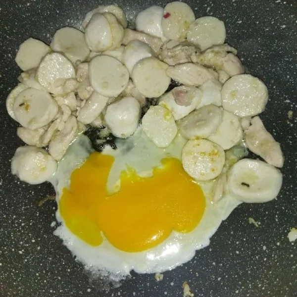 Masak hingga daging ayam berubah warna, lalu masukkan telur, buat orak-arik.