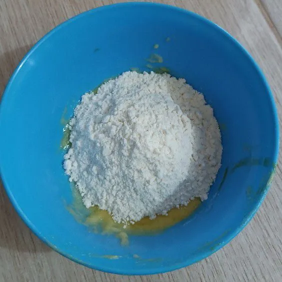 Tambahkan tepung terigu, garam dan baking powder