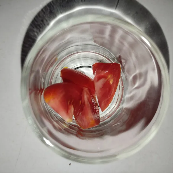 Kemudian potong buah tomat, lalu masukkan ke dalam gelas.