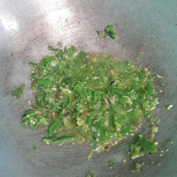 Goreng cabai hijau, lalu tambahkan kaldu bubuk dan masak sampai aroma langu hilang.
