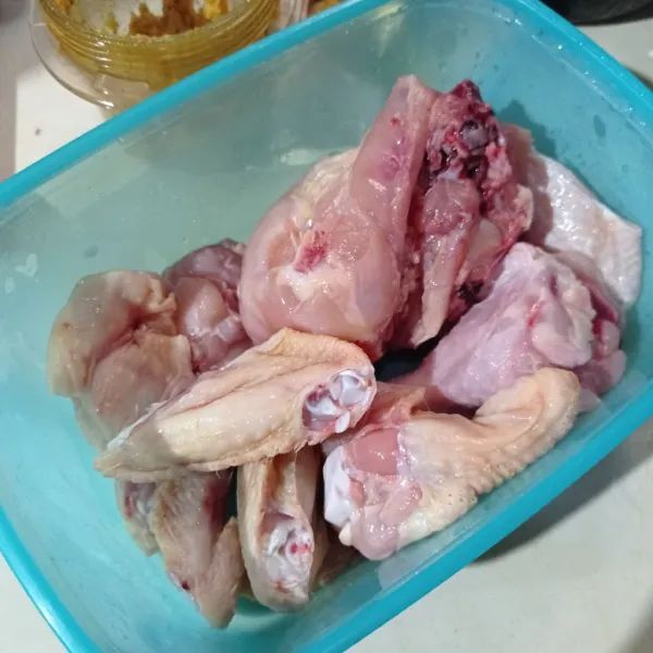 Cuci bersih ayam, kucuri dengan jeruk nipis diamkan 10 menit.