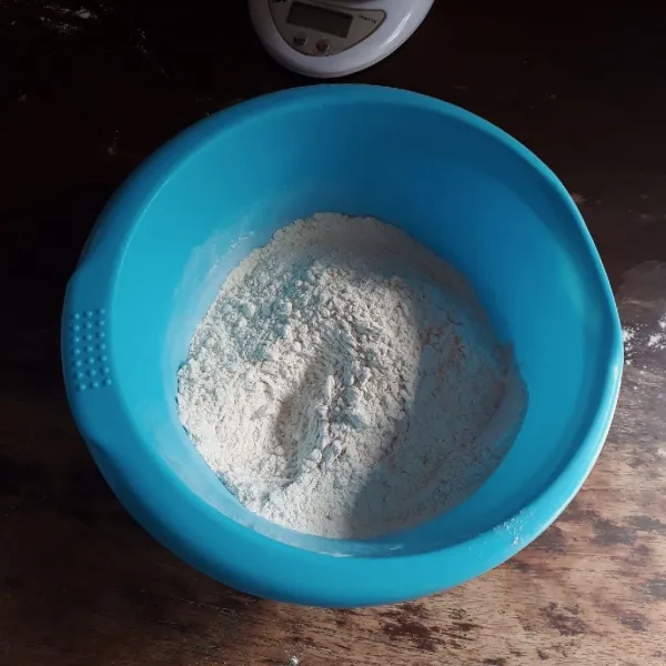 Campurkan terigu, susu bubuk, ragi dan gula, aduk rata.