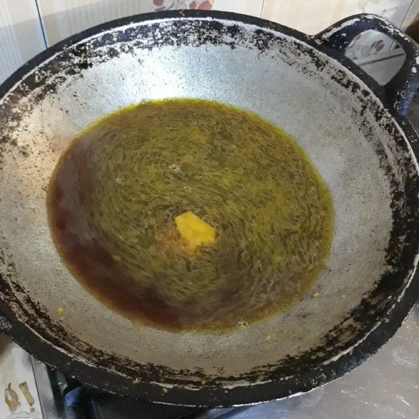 Tambahkan air, garam, kaldu bubuk, lada bubuk, dan kecap manis. Aduk rata dan koreksi rasa.