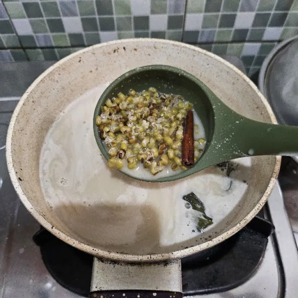 Jika sudah kembali mendidih, koreksi rasanya lalu matikan api.