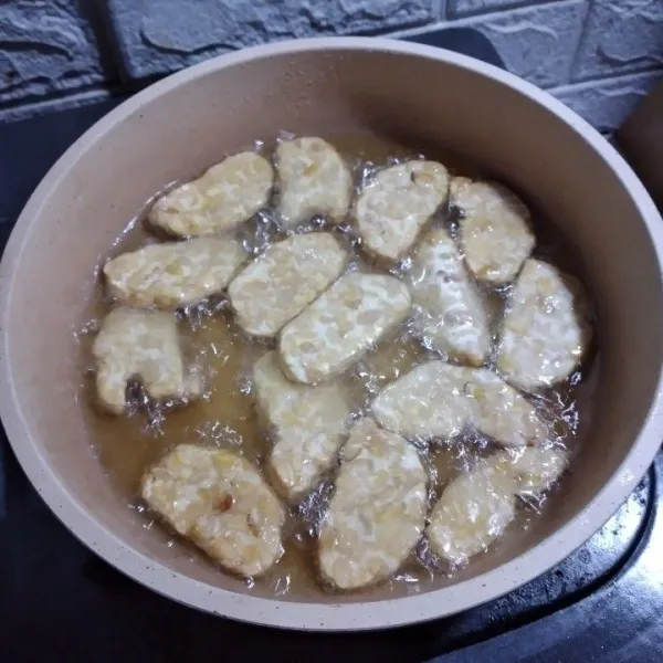 Goreng tempe dalam minyak panas hingga kecoklatan.