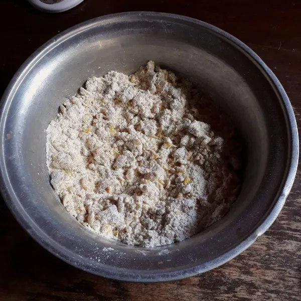 Campurkan ubi, terigu, tapioka, gula, garam dan baking powder, aduk rata.