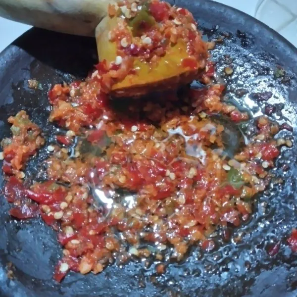 Panaskan minyak hingga benar benar panas  siram bumbu ulek dengan minyak panas sambil diaduk, koreksi rasa.