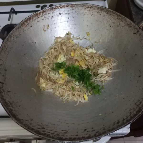 Tambahkan irisan daun seledri lalu masak sebentar saja.