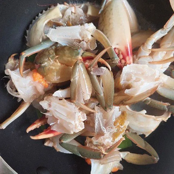 Rebus kepiting, tambahkan jahe, bawang daun, dan sedikit air selama 4-5 menit.