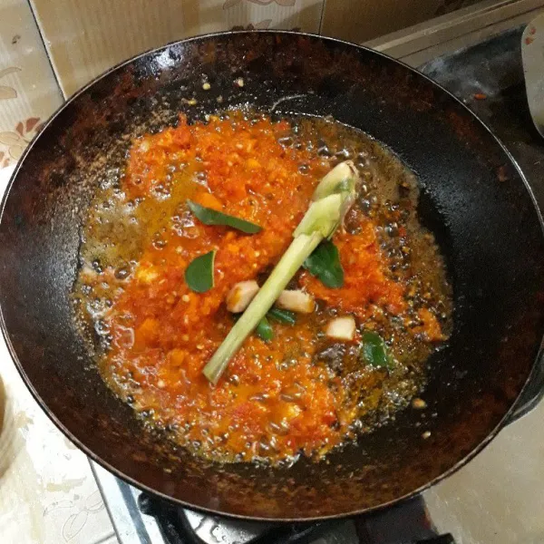 Tumis bumbu yang sudah di blender bersama sereh, daun jeruk dan lengkuas hingga matang dan harum.
