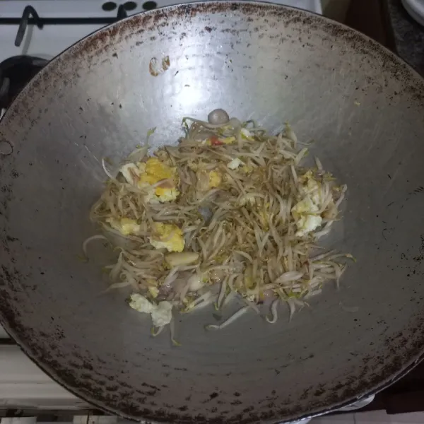 Beri garam, kaldu jamur dan merica bubuk.