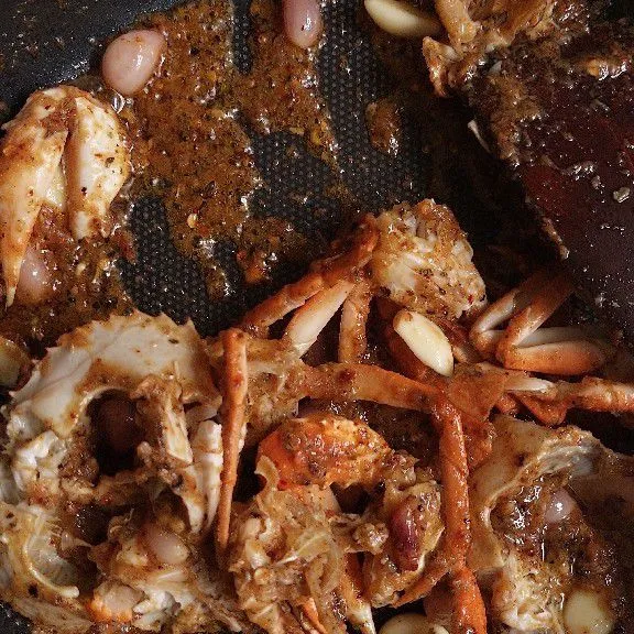 Masukkan kepiting, lalu masak hingga meresap dan sajikan dengan perasan jeruk nipis di atasnya.