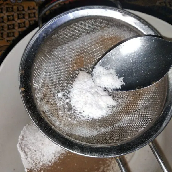 Ayak baking soda, baking powder, vanili, dan garam.