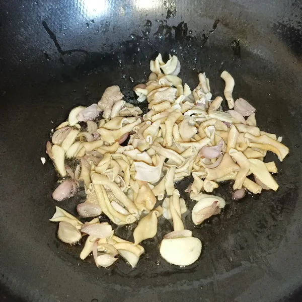 Masukkan usus ayam dan aduk rata.