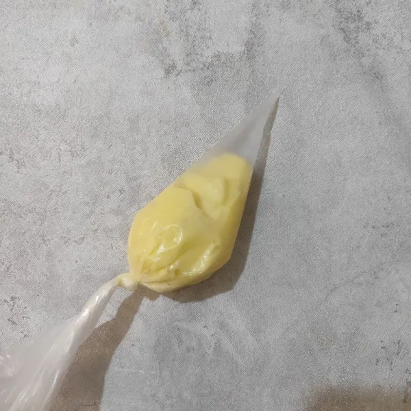 Campur semua bahan topping cream cheese, aduk rata lalu masukkan ke dalam piping bag. Sisihkan.