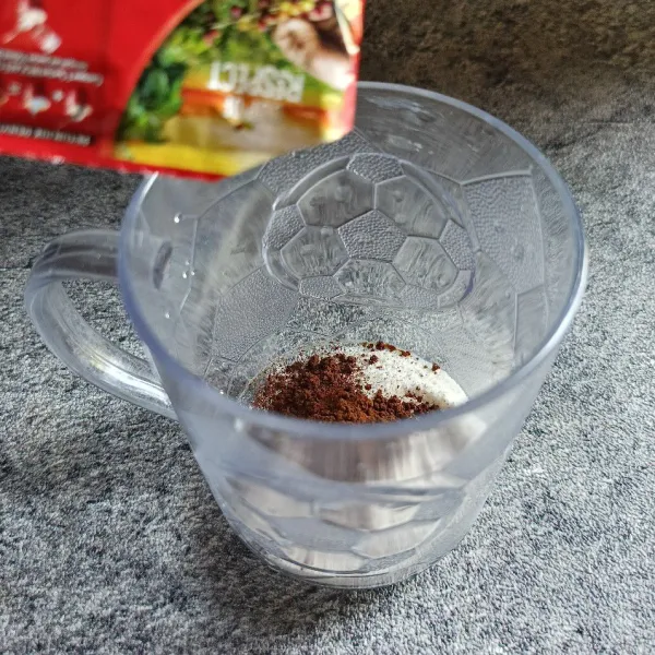 Kemudian masukkan kopi bubuk.