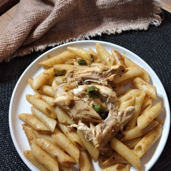 Sajikan penne dengan irisan ayam di atasnya.