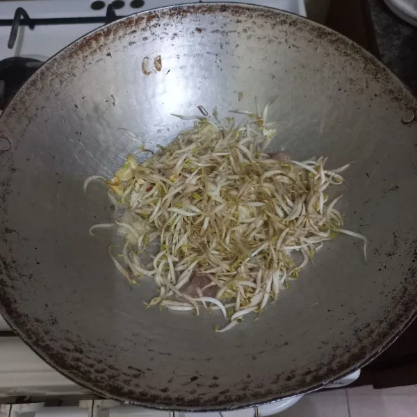 Masukkan tauge, aduk rata.