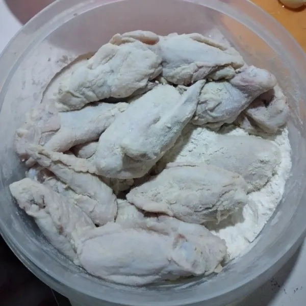 Bagi 2 tepung serbaguna, setengahnya jadi campuran tepung kering, tambahkan maizena aduk rata, masukkan ayam yang telah dimarinasi ke dalam tepung kering, ratakan seluruh permukaannya.