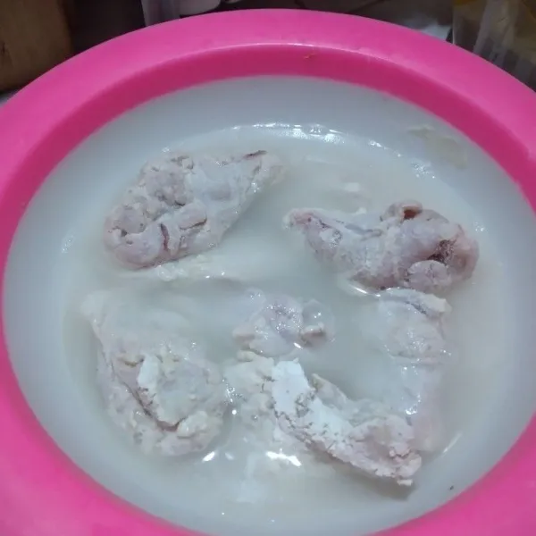 Sisa tepung campur dengan air es secukupnya, celupkan ayam ke dalam pelapis basah, baluri kembali dengan tepung kering.