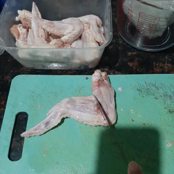 Keluarkan tulang sayap ayam dan dagingnya, hingga tersisa kulit dan  bagian ujung sayapnya saja. Hati-hati jangan robek.