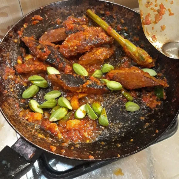 Terakhir masukkan potongan petai, aduk merata dengan bumbu lalu matikan kompor. Tongkol balado siap disajikan.