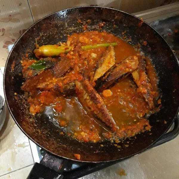 Masukkan tongkol yang sudah di goreng dengan sedikit air.