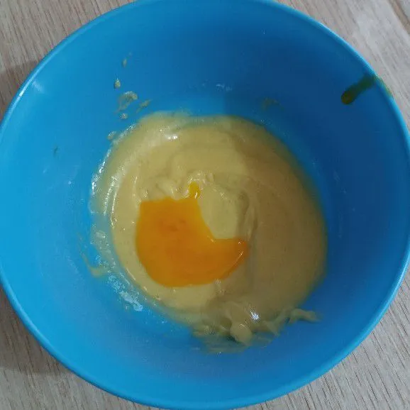 Aduk dengan whisker hingga menyatu, masukan kuning telur