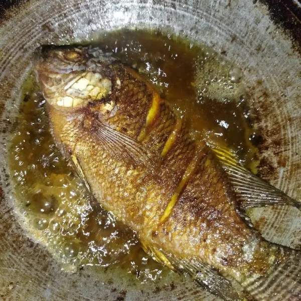 Lalu goreng ikan nila hingga matang.