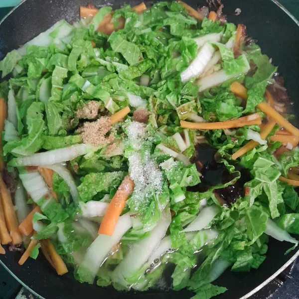 Tambahkan garam, kaldu bubuk, saus tiram, dan kecap asin.