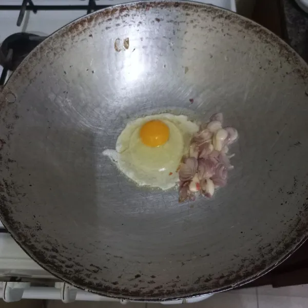 Masukkan telur ayam, beri sedikit garam, aduk cepat.