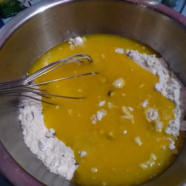 Buat lubang di tengah bahan kering, tuang bahan basah seluruhnya.
