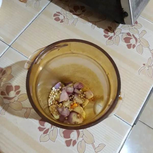 Haluskan bumbu halus sesuai takaran.