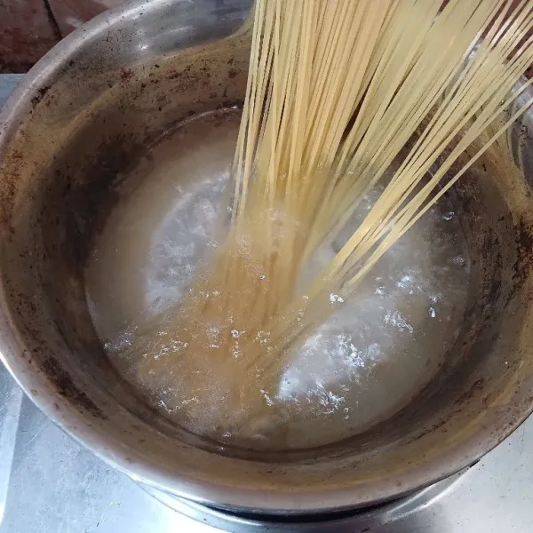 Didihkan air, rebus spaghetti kurang lebih 8-10 menit. Angkat tiriskan.